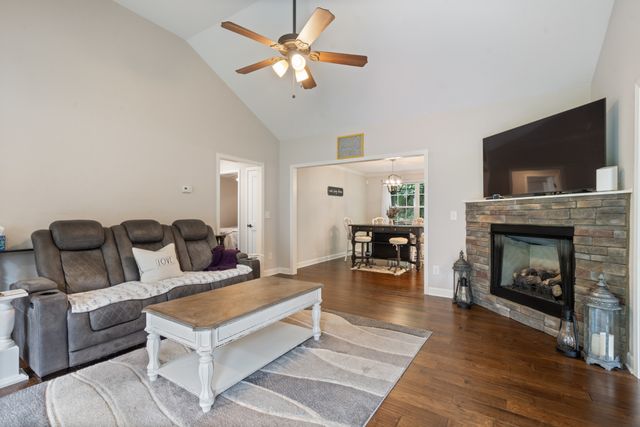 117 E Circle Dr, Burns, TN 37029