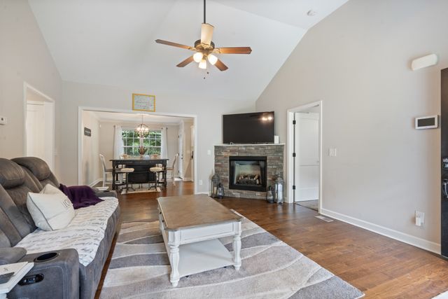 117 E Circle Dr, Burns, TN 37029