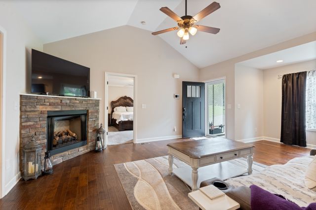 117 E Circle Dr, Burns, TN 37029