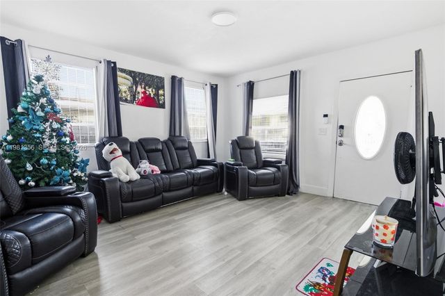 2142 NW 33rd St, Miami, FL 33142