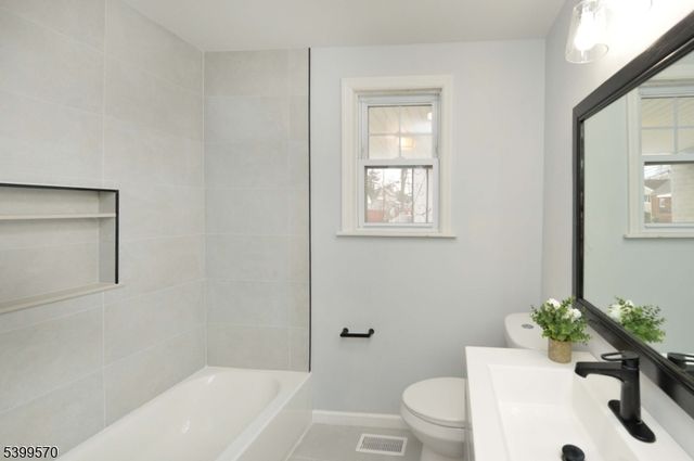 16 Liberty St, Little Ferry Boro, NJ 07643