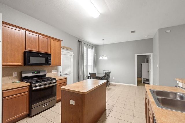 225 Splintered Arrow Drive, La Marque, TX 77568