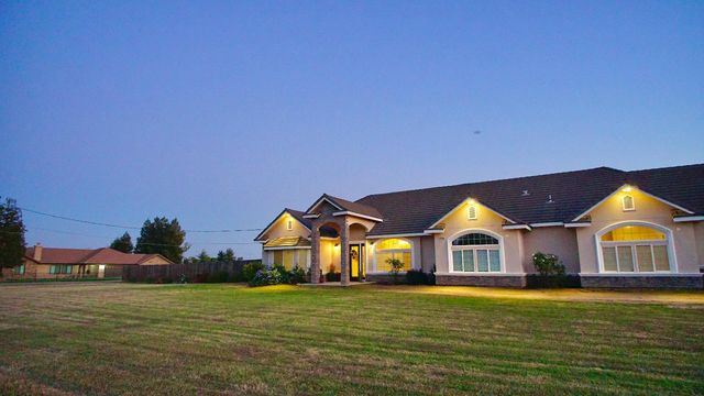 25162 Burton Way, Madera, CA 93638