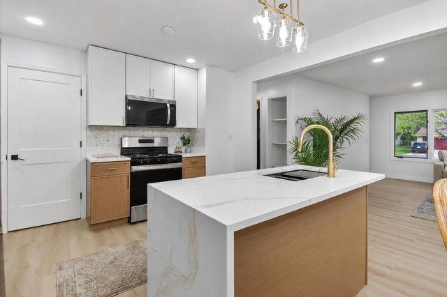 5224 LUEBBE LANE, Milwaukee, WI 53223