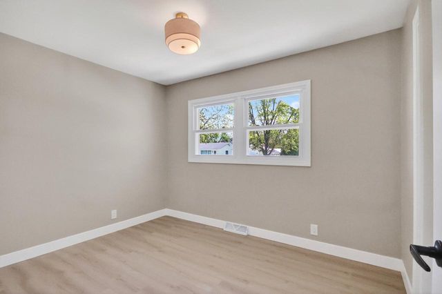 5224 LUEBBE LANE, Milwaukee, WI 53223