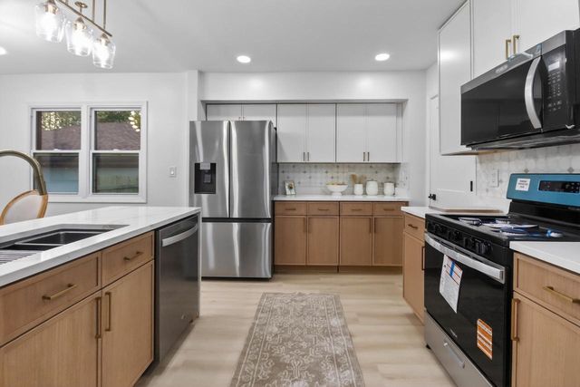 5224 LUEBBE LANE, Milwaukee, WI 53223