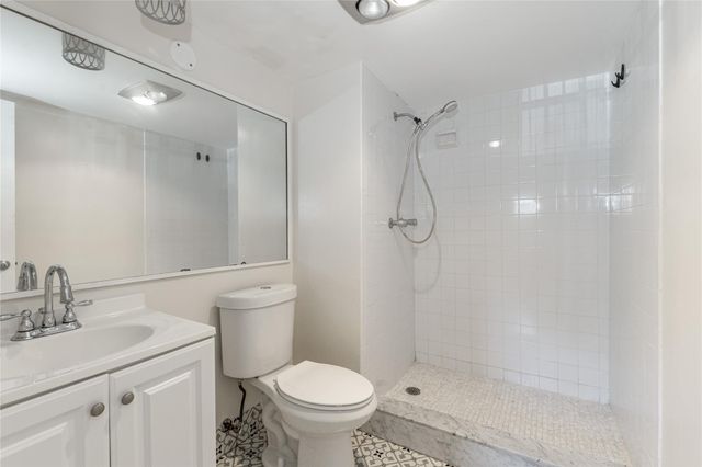 9523 S Hollybrook Lake Drive 107, Pembroke Pines, FL 33025