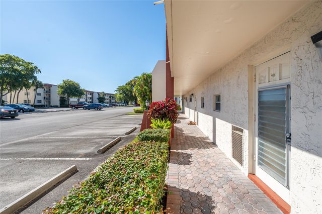 9523 S Hollybrook Lake Drive 107, Pembroke Pines, FL 33025