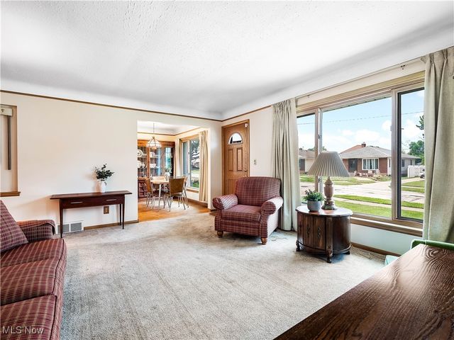 3323 North Avenue, Parma, OH 44134