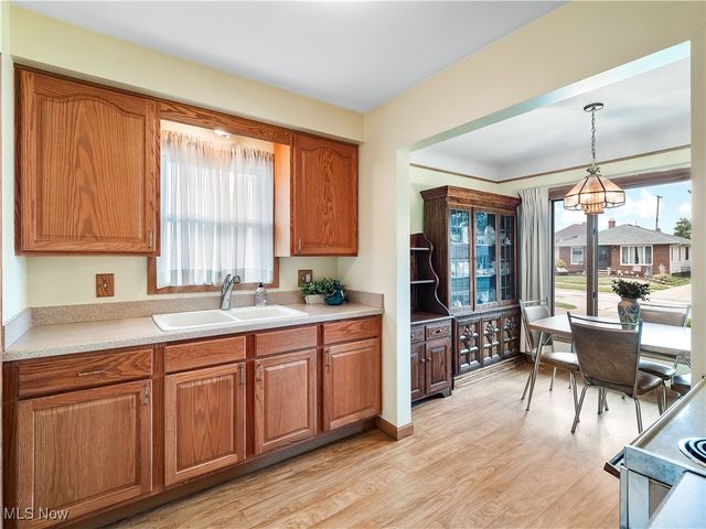 3323 North Avenue, Parma, OH 44134