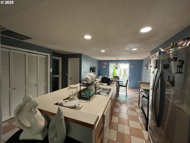 1014 S MILL Pl, Newberg, OR 97132