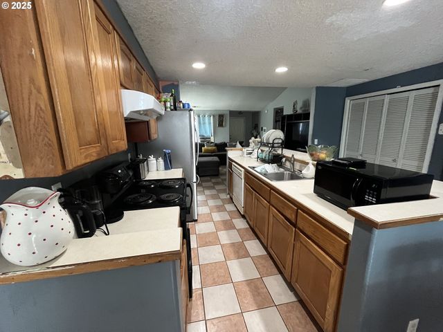 1014 S MILL Pl, Newberg, OR 97132