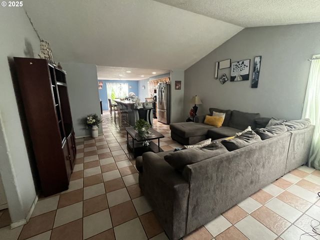 1014 S MILL Pl, Newberg, OR 97132