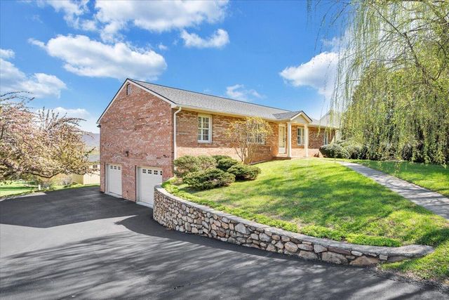 139 Winesap RD, Roanoke, VA 24019