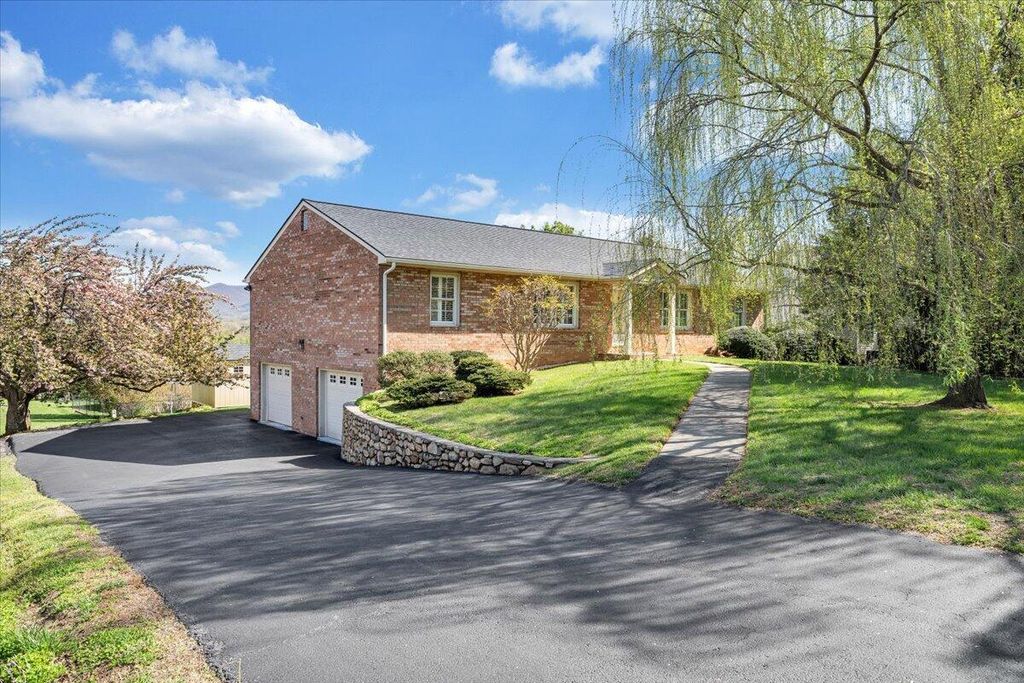 139 Winesap RD, Roanoke, VA 24019