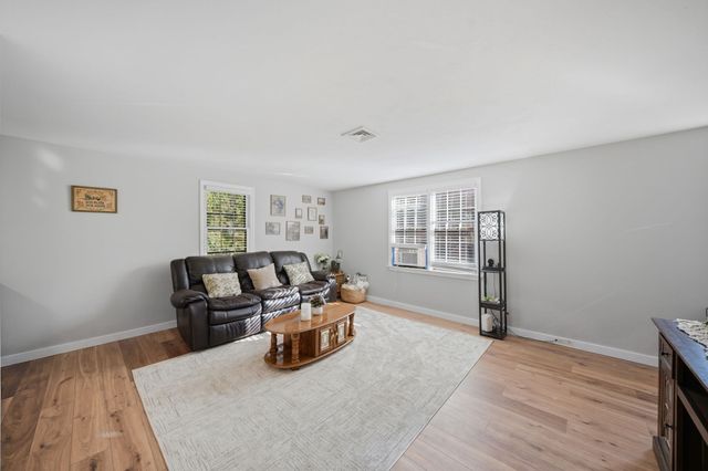 29 Shadow Lake Rd, Salem, NH 03079