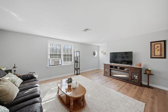 29 Shadow Lake Rd, Salem, NH 03079