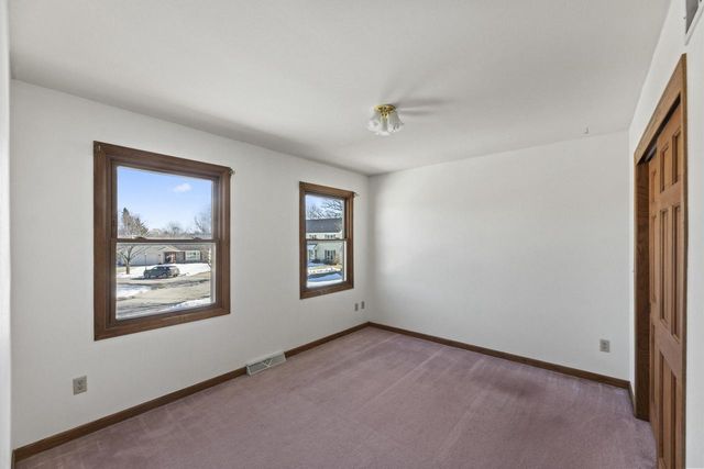 243 Royal Oak COURT, Pewaukee, WI 53072