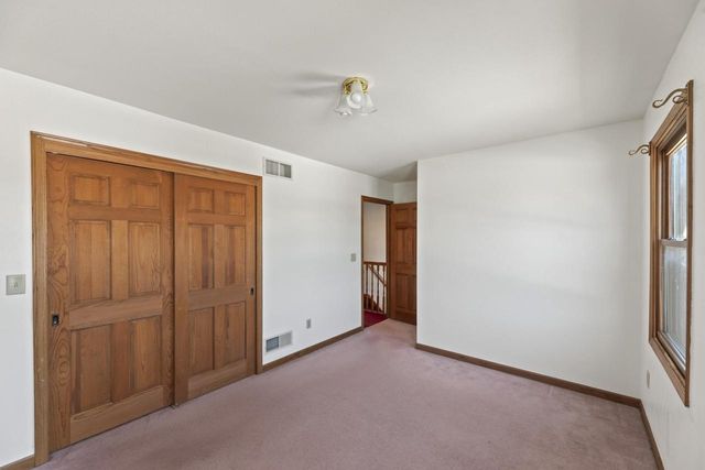 243 Royal Oak COURT, Pewaukee, WI 53072