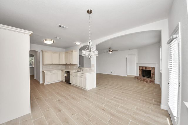 7925 Diamond Oak Drive, Texas City, TX 77591