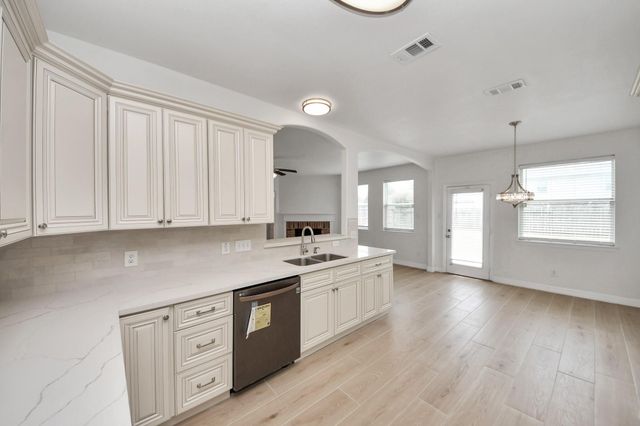 7925 Diamond Oak Drive, Texas City, TX 77591