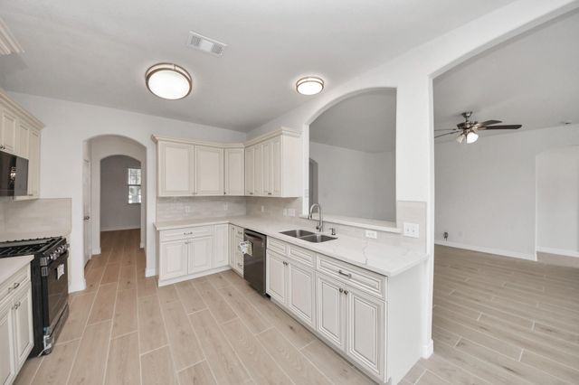 7925 Diamond Oak Drive, Texas City, TX 77591