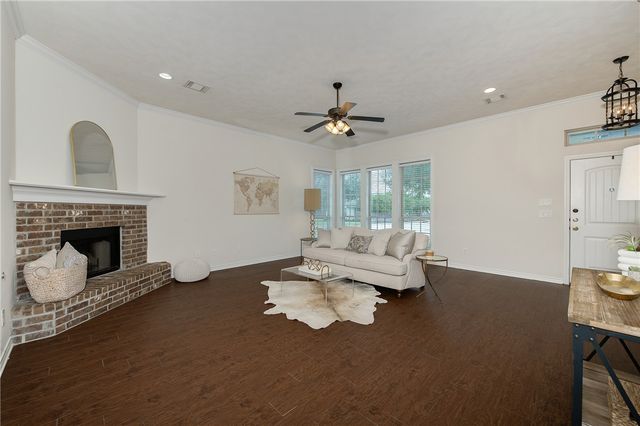 809 Dove Run, College Station, TX 77845