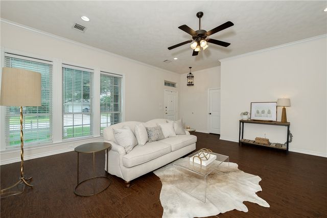 809 Dove Run, College Station, TX 77845