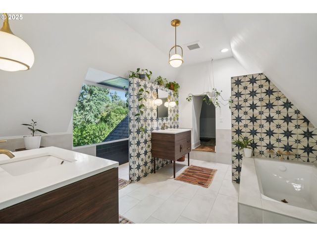 3045 Sw GASTON Ave, Portland, OR 97239