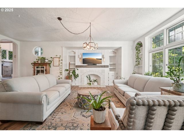 3045 Sw GASTON Ave, Portland, OR 97239