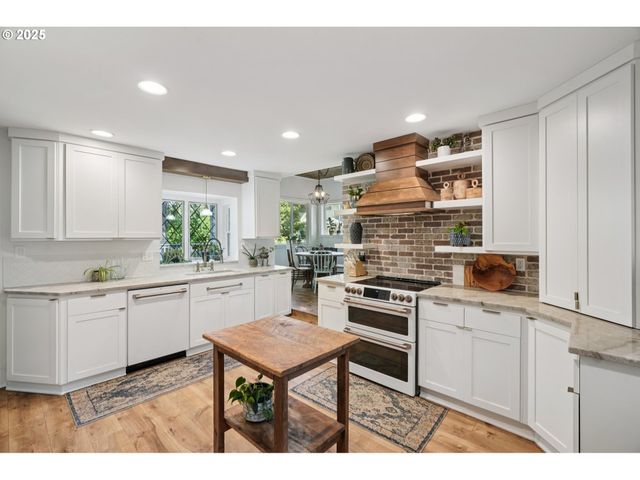 3045 Sw GASTON Ave, Portland, OR 97239