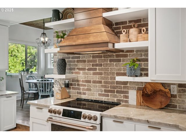 3045 Sw GASTON Ave, Portland, OR 97239