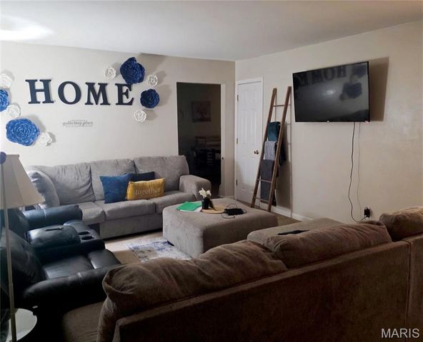 6702 Flowervale Drive, Hazelwood, MO 63042