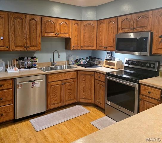 6702 Flowervale Drive, Hazelwood, MO 63042