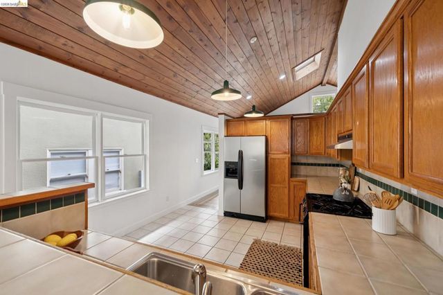 5360 James Ave, Oakland, CA 94618