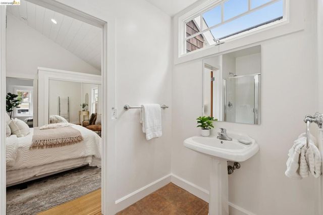 5360 James Ave, Oakland, CA 94618