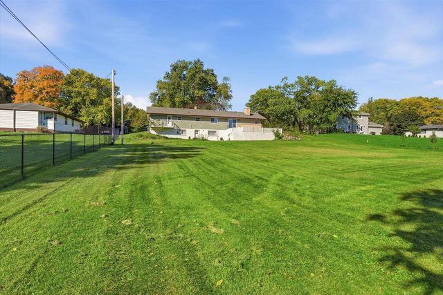 W215N10122 Hickory DRIVE, Colgate, WI 53017