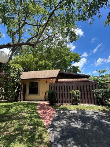 539 Briarwood Cir 2-57, Hollywood, FL 33024