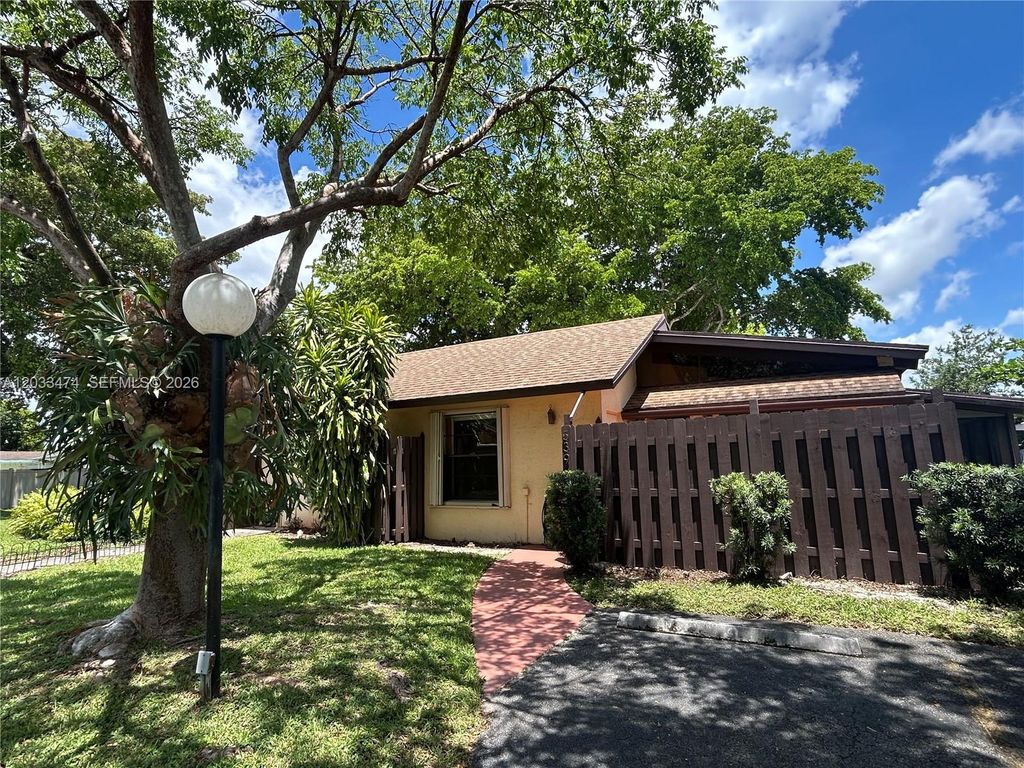 539 Briarwood Cir 2-57, Hollywood, FL 33024