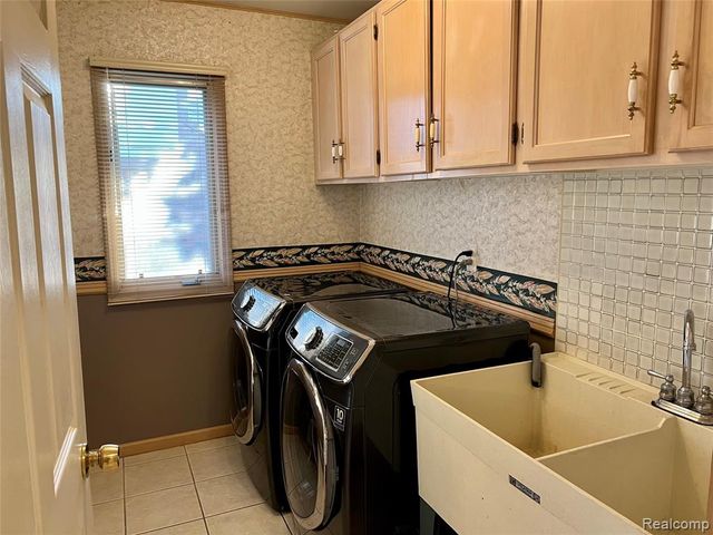 3263 Primrose Drive, Rochester Hills, MI 48307