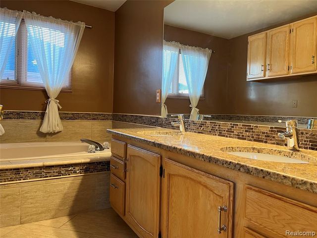 3263 Primrose Drive, Rochester Hills, MI 48307