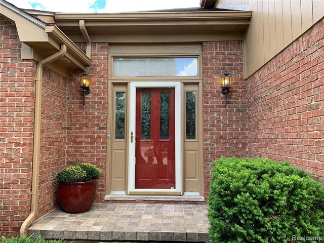 3263 Primrose Drive, Rochester Hills, MI 48307