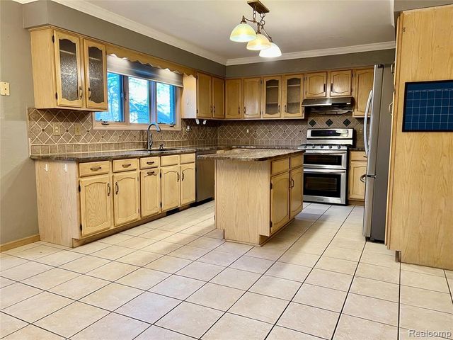 3263 Primrose Drive, Rochester Hills, MI 48307