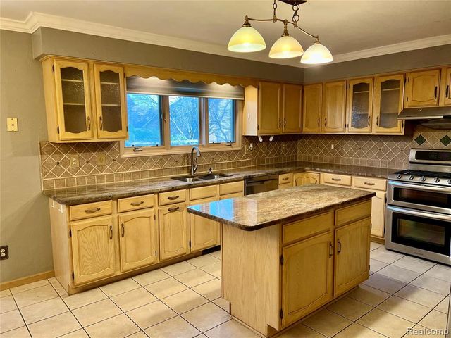 3263 Primrose Drive, Rochester Hills, MI 48307