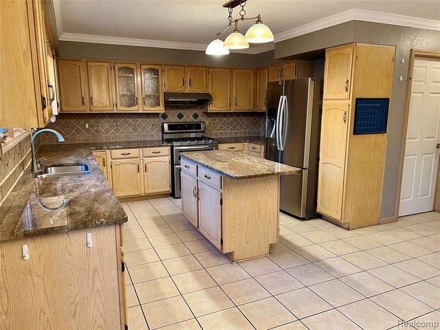 3263 Primrose Drive, Rochester Hills, MI 48307