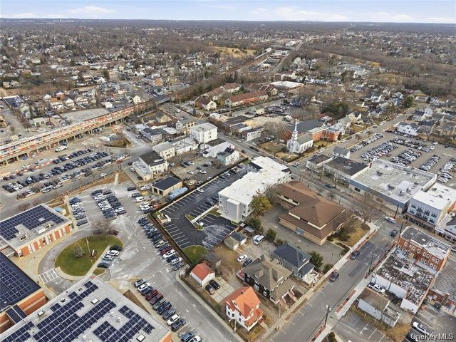 180 Deer Park Avenue 212, Babylon, NY 11702