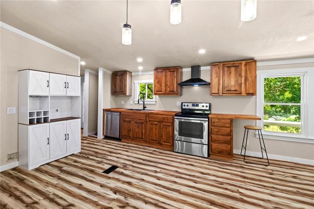 8431 Navajo Trail, Rogers, AR 72756