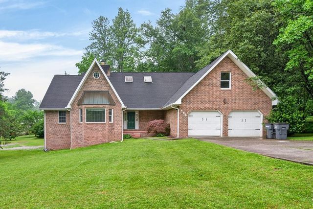 866 Pen Oak Dr, Cookeville, TN 38501