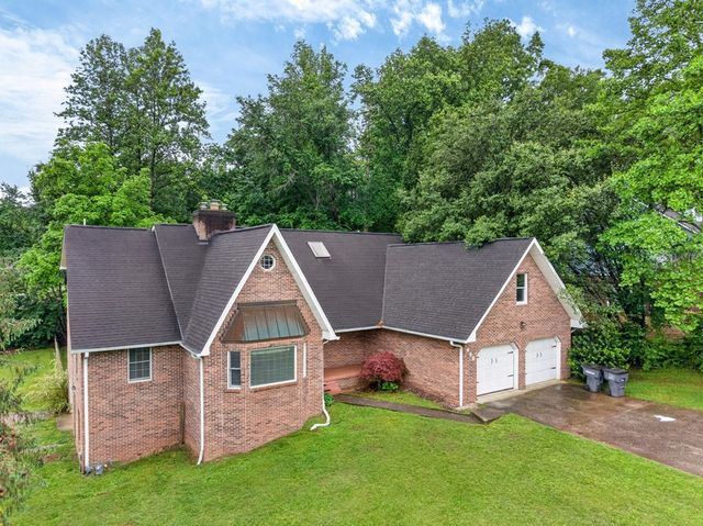 866 Pen Oak Dr, Cookeville, TN 38501