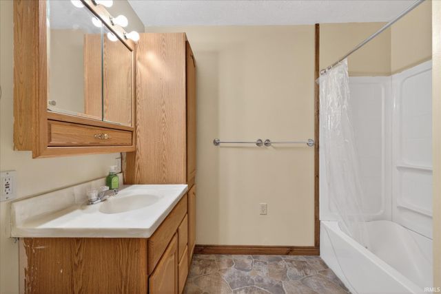 633 S Washington Street, Bloomfield, IN 47424